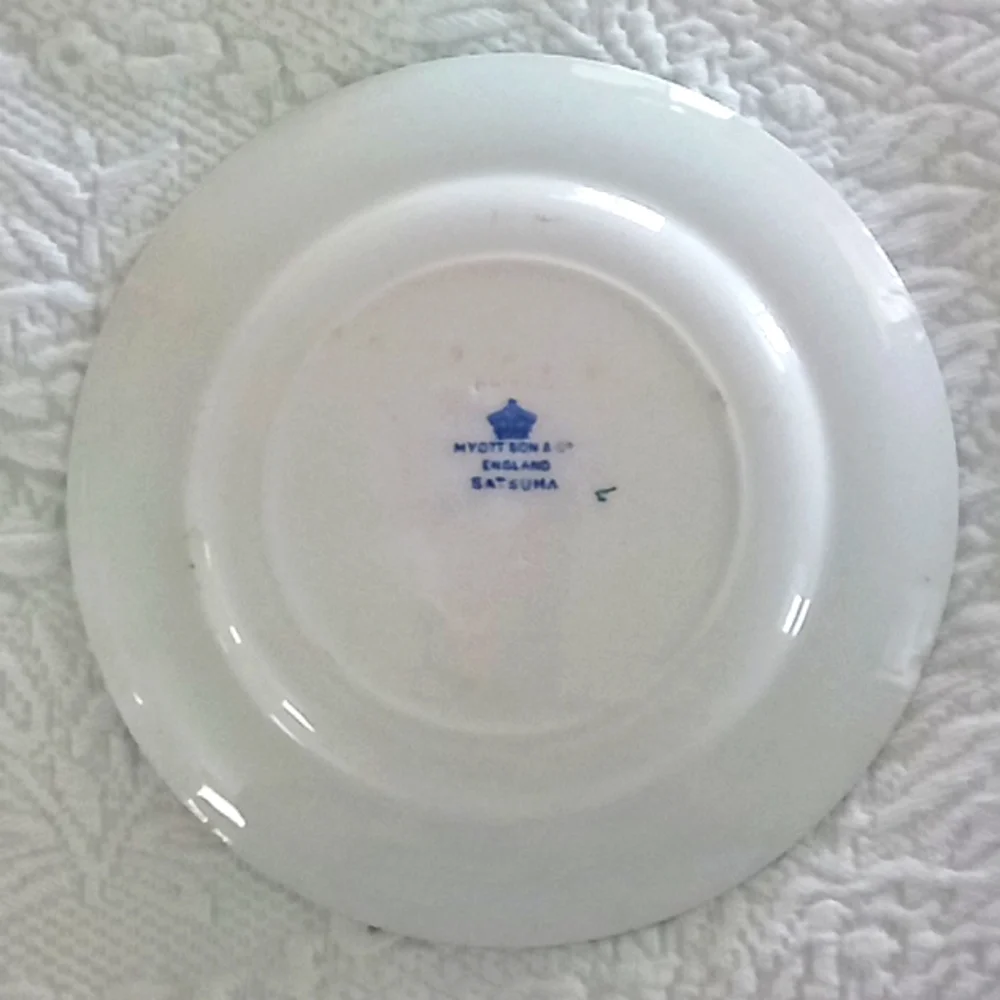 English collectable decorative plate numbered. One small chip on back. - Picture 2 of 3